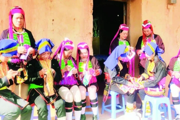 Nghệ thuật may và trang trí trang phục người Dao Thanh Phán ở huyện Ba Chẽ, tỉnh Quảng Ninh.