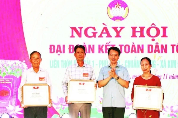 Chủ tịch Ủy ban Mặt trận Tổ quốc tỉnh Hải Dương trao Bằng khen tặng các khu dân cư xã Kim Đính.