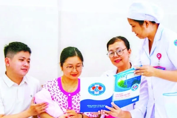 Bác sĩ phổ biến thông tin an toàn người bệnh cho sản phụ tại Bệnh viện Hùng Vương.