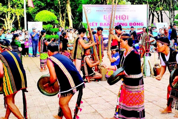 Đồng bào dân tộc thiểu số ở xã Bù Đăng, tỉnh Đồng Nai biểu diễn cồng chiêng phục vụ du khách đến thăm Khu bảo tồn văn hóa dân tộc Xtiêng-Sóc Bom Bo.