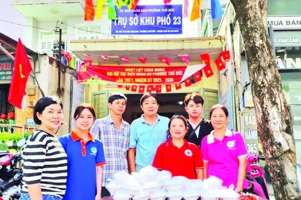 Khu phố 23 và tình nguyện viên chuẩn bị những suất ăn miễn phí, chăm lo người dân trên địa bàn.