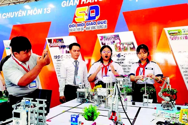 Học sinh Thành phố Hồ Chí Minh trải nghiệm các sản phẩm công nghệ tiên tiến ứng dụng trong giáo dục.