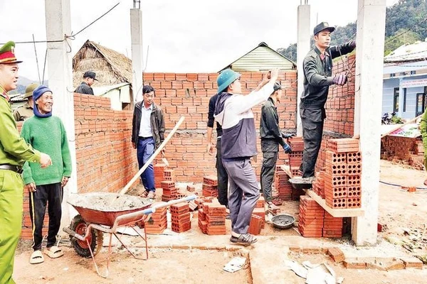 Lực lượng công an thành phố Đà Nẵng tổ chức xây nhà mới cho người dân của xã A Vương.