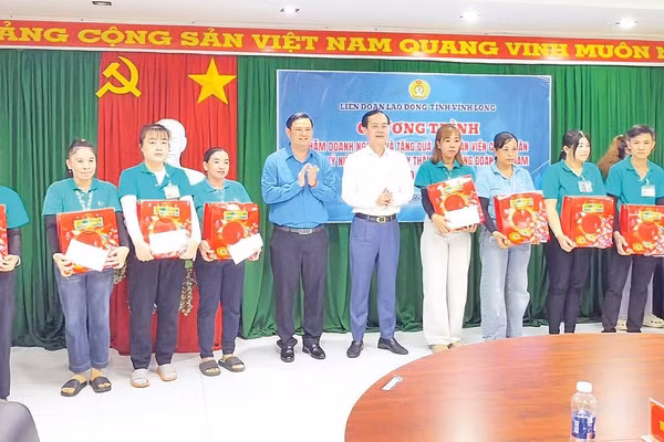 Lãnh đạo tỉnh Vĩnh Long trao quà tặng công nhân lao động Công ty trách nhiệm hữu hạn BoHsing.