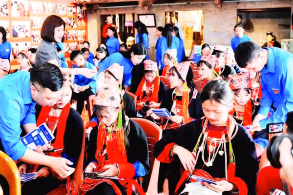 Đoàn viên thanh niên hướng dẫn người dân cài đặt ứng dụng, tiện ích số trên điện thoại thông minh.