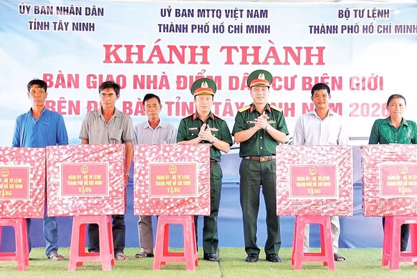 Đại diện Bộ Tư lệnh Thành phố Hồ Chí Minh bàn giao nhà điểm dân cư biên giới tại tỉnh Tây Ninh.
