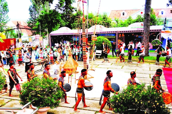 Du khách hòa vào nhịp cồng chiêng của dân tộc thiểu số nam Tây Nguyên giữa phố thị Đà Lạt.