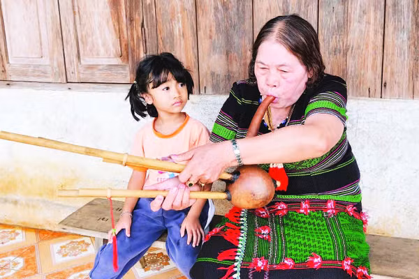 Nghệ nhân Ưu tú H’Grao đã có hơn 70 năm gắn bó với M’buốt. Bà còn thành thạo nhiều loại nhạc cụ dân tộc Mạ như: T’ron, t’rông, chiêng… và thuộc gần 100 bài dân ca.