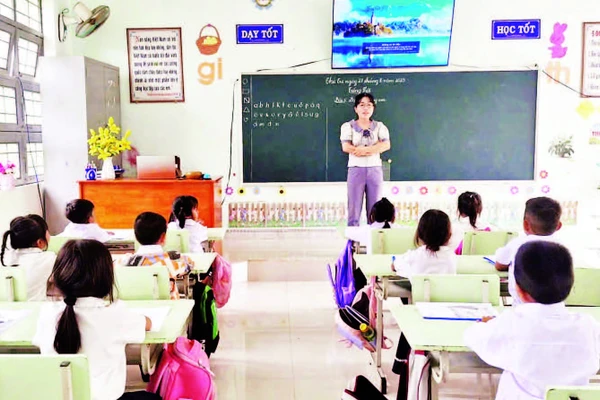 Học sinh lớp 1A, Trường tiểu học và trung học cơ sở Nguyễn Văn Trỗi, xã Ia Mơ, tỉnh Gia Lai trong giờ học môn Tiếng Việt.