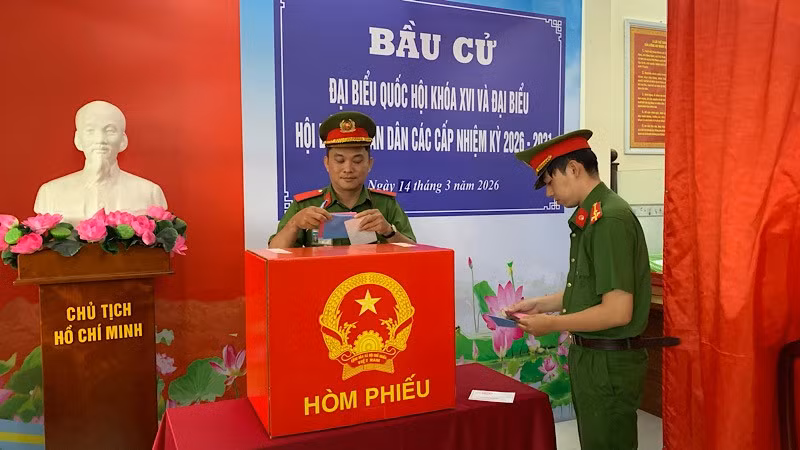 Công an phường An Bình, thành phố Cần Thơ bỏ phiếu bầu cử sáng 14/3.