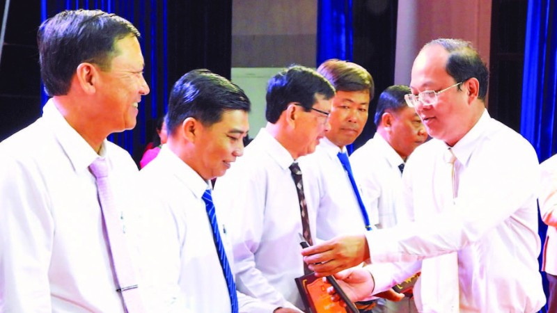 Ủy viên Trung ương Đảng, Bí thư Tỉnh ủy Cà Mau Nguyễn Hồ Hải (áo trắng, bìa phải) trao tặng Bằng khen cho các cá nhân là Bí thư Chi bộ tiêu biểu, xuất sắc tại buổi họp mặt tuyên dương.