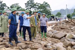 Lãnh đạo Bộ Nông nghiệp và Môi trường cùng lãnh đạo tỉnh Lai Châu kiểm tra tình hình khắc phục hậu quả mưa lũ ở xã Mường Than.