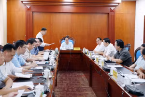 Các đại biểu tham dự buổi họp nhằm tháo gỡ khó khăn trong quá trình triển khai các dự án trường liên cấp.
