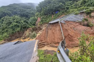 Đoạn đường bị đứt khiến việc lưu thông trên tuyến bị đình trệ hoàn toàn.