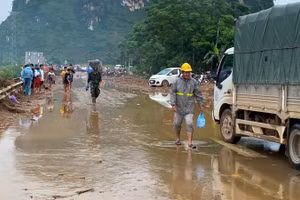 Sau hơn 2 ngày nỗ lực khắc phục hậu quả mưa lũ, các phương tiện có tải trọng dưới 3,5 tấn đã được lưu thông qua đoạn Km354 Quốc lộ 32.