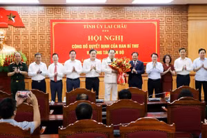 Ban Thường vụ Tỉnh ủy Lai Châu tặng hoa chúc mừng Đại tá Bùi Quyết Toán.