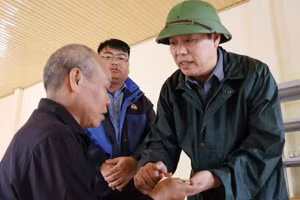 Chủ tịch tỉnh Lai Châu thăm động viên gia đình người dân bị thiệt hại do lũ.