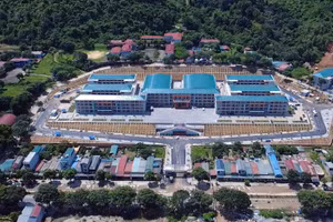 Toàn cảnh trường nội trú liên cấp Phong Thổ sau gần 8 tháng thi công liên tục đã cơ bản hoàn thành sẵn sàng khánh thành đưa vào sử dụng.