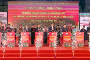 Lãnh đạo tỉnh Lai Châu dự và bấm nút khởi công các công trình.