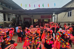 Cử tri xã biên giới Thu Lũm bỏ phiếu tại khu vực bỏ phiếu số 01 của xã. 