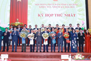 Lãnh đạo Tỉnh ủy chúc mừng các đồng chí được bầu giữ các chức vụ trong Ủy ban nhân dân tỉnh Lai Châu khóa mới.