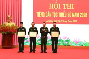 Lãnh đạo Ban Chỉ huy Bộ đội Biên phòng Lai Châu trao chứng nhận cho các tập thể tiêu biểu.
