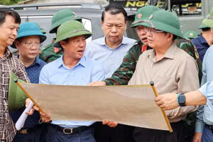 Phó Thủ tướng Hồ Quốc Dũng cùng đoàn công tác kiểm tra tại hiện trường vụ lũ quét tại xã Mường Than.