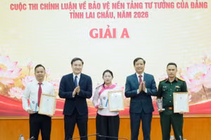Ban tổ chức trao giải cho các tác giả đoạt giải A của cuộc thi.