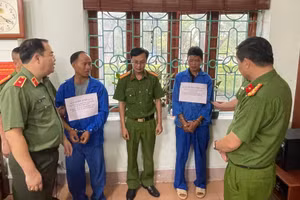 Các đối tượng tại cơ quan điều tra. (Ảnh: Trần Tuấn)