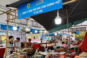 Các sản phẩm OCOP của thành phố Hà Nội hiện được nhiều người tiêu dùng quan tâm. (Ảnh: Hà Anh)