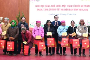 Đồng chí Đoàn Minh Huấn và Bí thư Tỉnh ủy Lai Châu tặng quà Tết cho người dân có hoàn cảnh khó khăn.