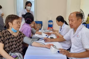Bác sĩ Bệnh viện đa khoa Phong Thổ khám sức khỏe miễn phí cho người dân sáng 2/6.