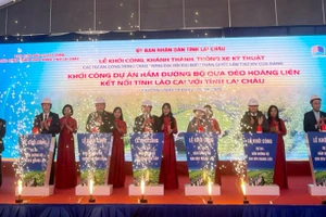 Thực hiện nghi thức bấm nút khởi công Dự án hầm đường bộ qua đèo Hoàng Liên.