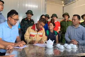 Chính quyền địa phương bàn giao nhà cho các hộ dân.