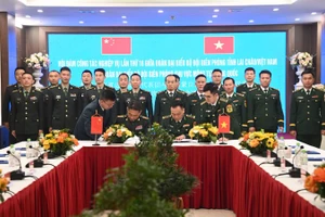 Đại diện hai bên ký Biên bản ghi nhớ.