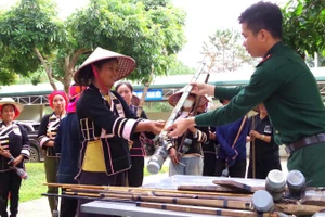 Người dân tự nguyện giao nộp vũ khí, vật liệu nổ cho cơ quan chức năng sau khi được tuyên truyền vận động.