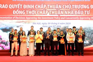 Phó Thủ tướng Chính phủ và Bí thư Tỉnh ủy Lai Châu trao Quyết định chấp thuận chủ trương đầu tư cho các doanh nghiệp, nhà đầu tư.