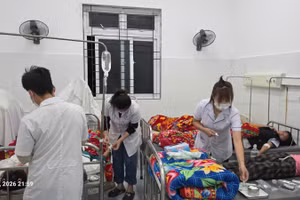 Các y, bác sĩ Bệnh viện đa khoa Sìn Hồ cứu chữa cho các em học sinh có biểu hiện nghi ngộ độc nặng.
