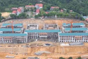 Toàn cảnh công trường đang được gấp rút hoàn thiện sau kỳ nghỉ lễ 30/4-1/5.