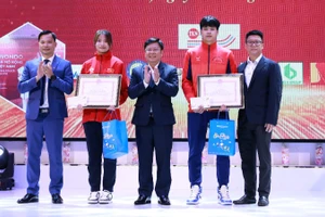 Lãnh đạo Sở Văn hóa, Thể thao và Du lịch Lai Châu trao Bằng khen cho các vận động viên tiêu biểu xuất sắc.