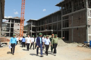 Bí thư Tỉnh ủy Lai Châu cùng đoàn công tác đến kiểm tra và đánh giá cao việc đáp ứng tiến độ thi công của nhà thầu.