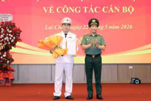 Ủy viên Trung ương Đảng, Thứ trưởng Công an Lê Văn Tuyến trao quyết định và tặng hoa chúc tân Giám đốc Công an Lai Châu.
