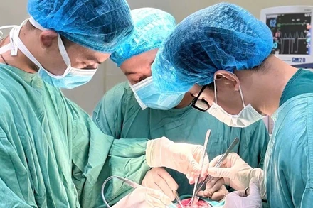 Các bác sĩ can thiệp cho người bệnh. 