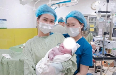 Bé trai chào đời với cân nặng lên tới 5.860gr tại Bệnh viện Phụ sản Hà Nội.