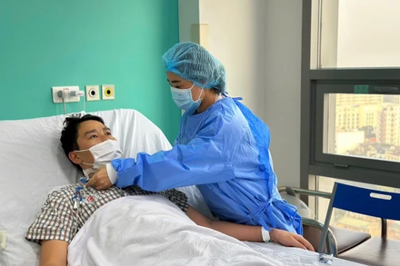 Hai vợ chồng đang bình phục sau ca phẫu thuật.