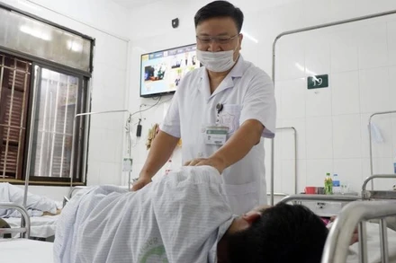 Bác sĩ Viện Sức khỏe tâm thần, Bệnh viện Bạch Mai thăm khám cho bệnh nhân. (Ảnh: BVCC)