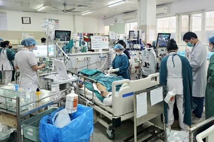 Bệnh nhân nằm cấp cứu tại Bệnh viện Bạch Mai. 