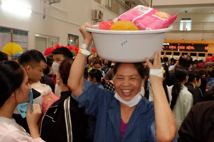 Người bệnh dù tay đeo kim luồn nhưng rất vui vẻ, hạnh phúc trong phiên chợ "0 đồng".