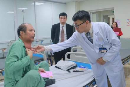 Tiến sĩ, bác sĩ Nguyễn Công Hựu, Giám đốc Bệnh viện E thăm hỏi người bệnh vào đêm giao thừa.