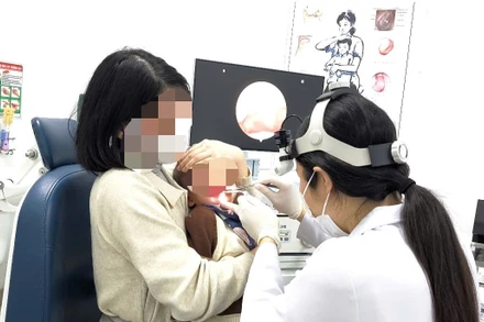 Bệnh nhi là bé trai A.Q, 12 tháng tuổi, ở Hà Nội, bị hóc một chiếc ghim tất bằng kim loại vào vùng họng miệng bên phải, phía sau khoang miệng.